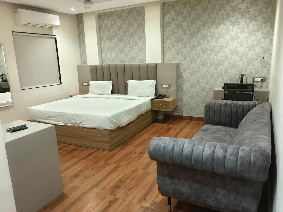 Hotel Sharma Regency Lucknow Esterno foto