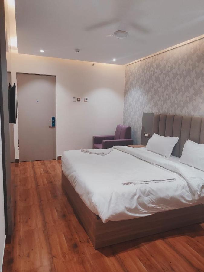 Hotel Sharma Regency Lucknow Esterno foto